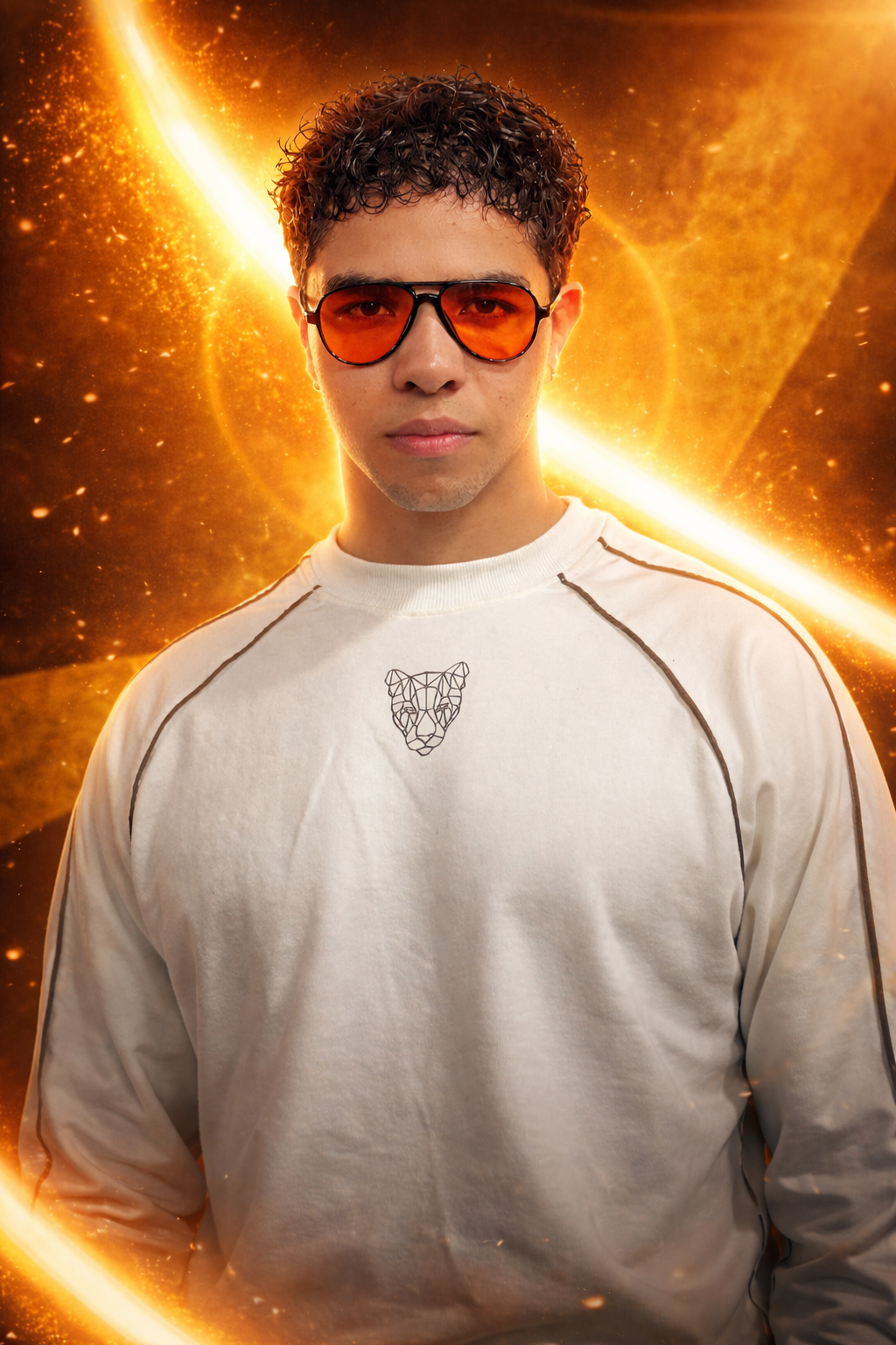 Hombre con gafas de aviador color ámbar y sudadera blanca con logo de pantera, fondo dorado con destellos de energía